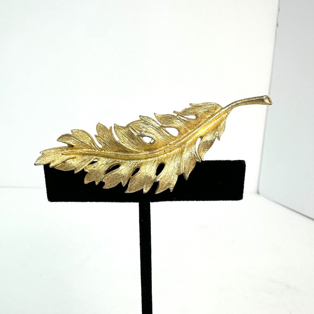 Vintage 1961 Coro Textured Gold Tone Leaf Feather Brooch Pin Womens OS Gold